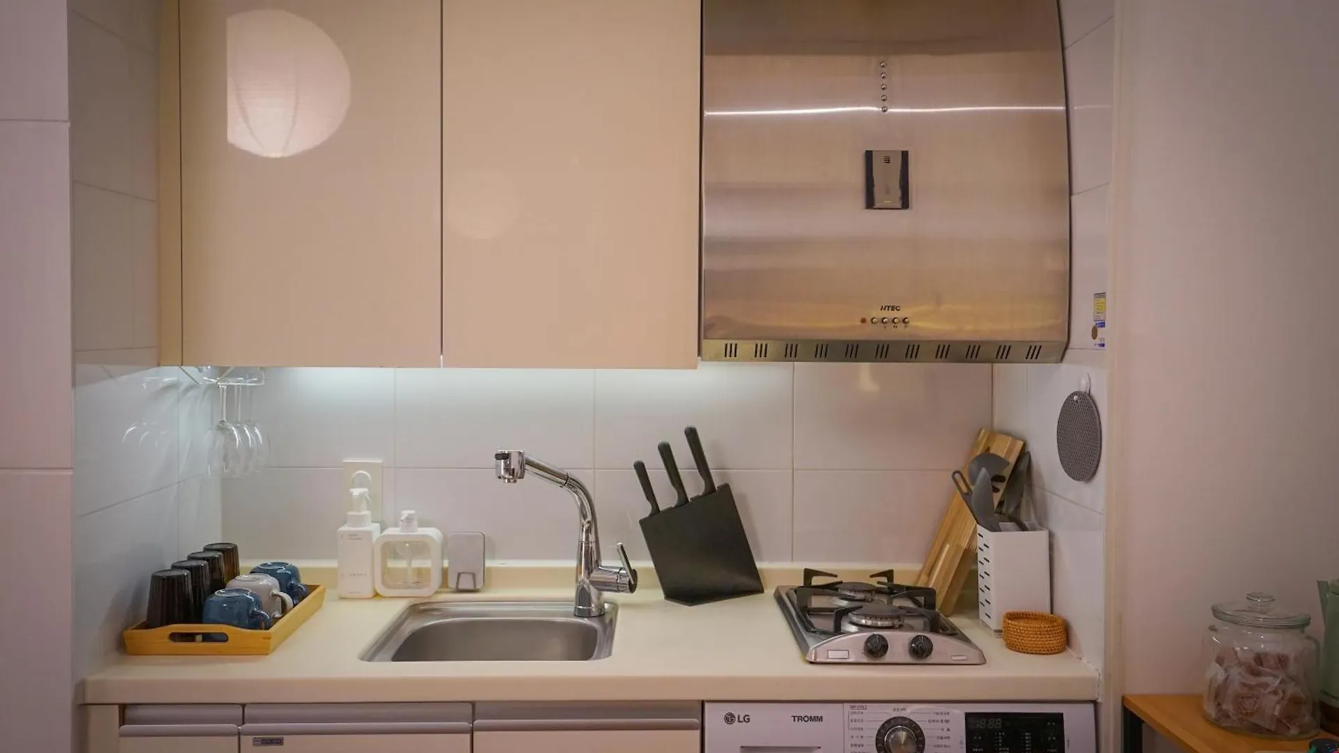 Tiffany & Jessica House - A High Rise Accommodation In Korea With The Most Convenient Transportation, Diverse Shopping Options, And Excellent Access To Popular Attractions Seoul